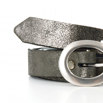 gros plan ceinture fine cuir argenté foncé jules & jenn