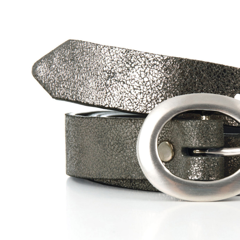 gros plan ceinture fine cuir argenté foncé jules & jenn