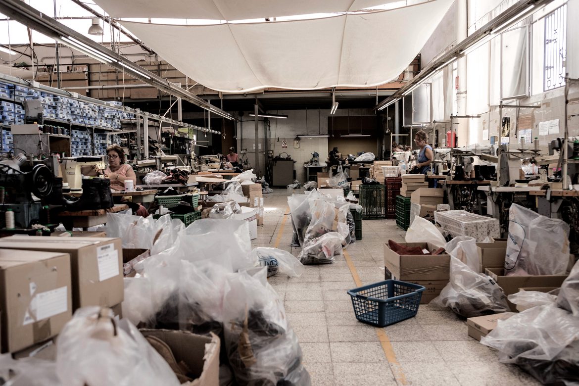 Atelier fabrication main chaussures femme Jules & Jenn