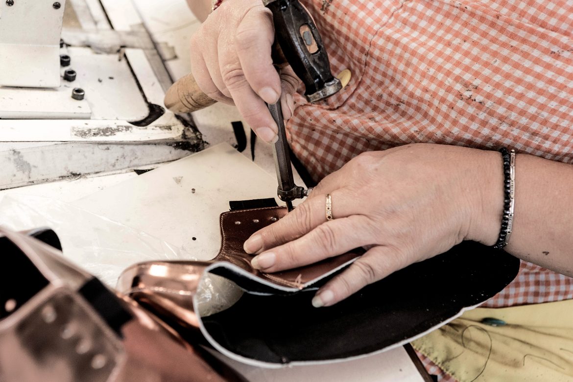 Poinçon fabrication main chaussures femme Jules & Jenn