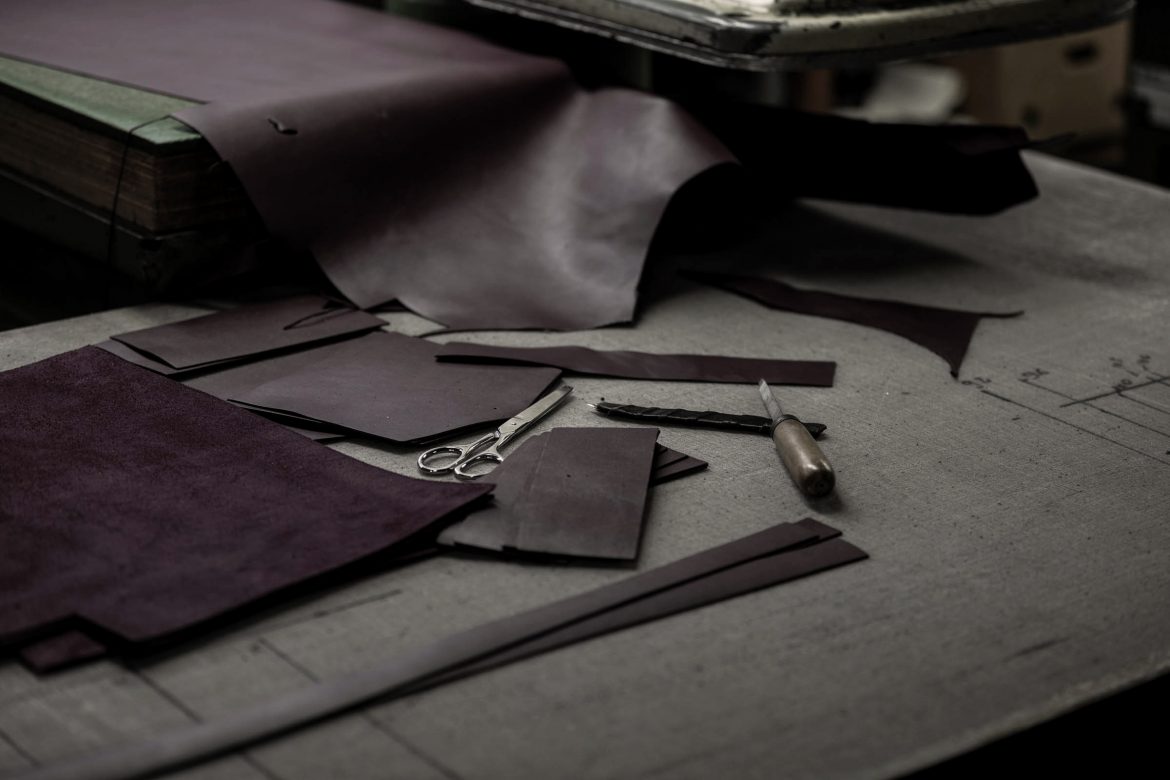 Fabrication découpe cuir bordeaux sac JULES & JENN Made In France