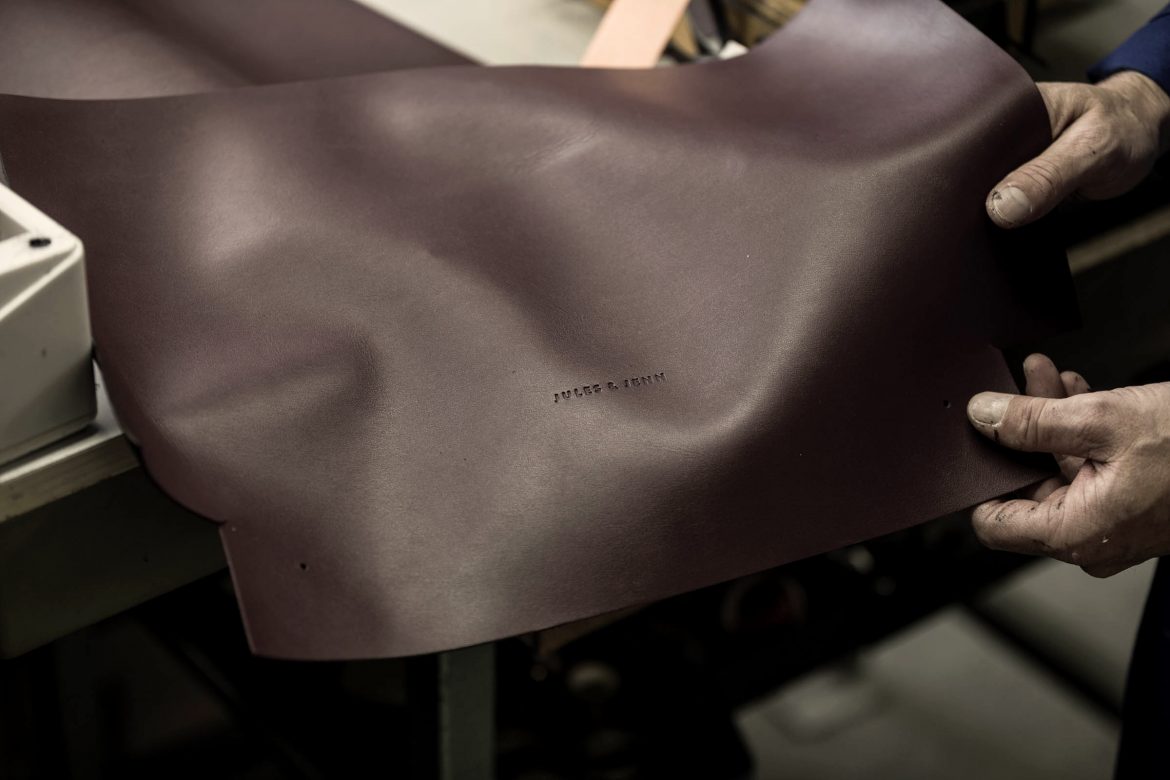 Embossage du cuir du sac cabas JULES & JENN Made in France