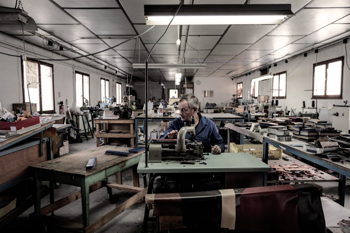 artisan atelier fabrication portefeuilles Jules & Jenn