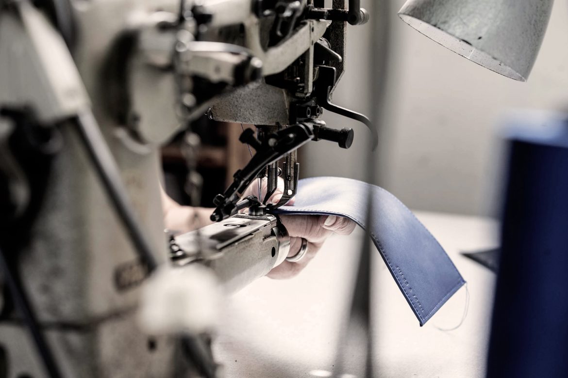 Gros plan piqûre porte-cartes cuir Made in France