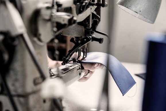 Gros plan piqûre porte-cartes cuir Made in France