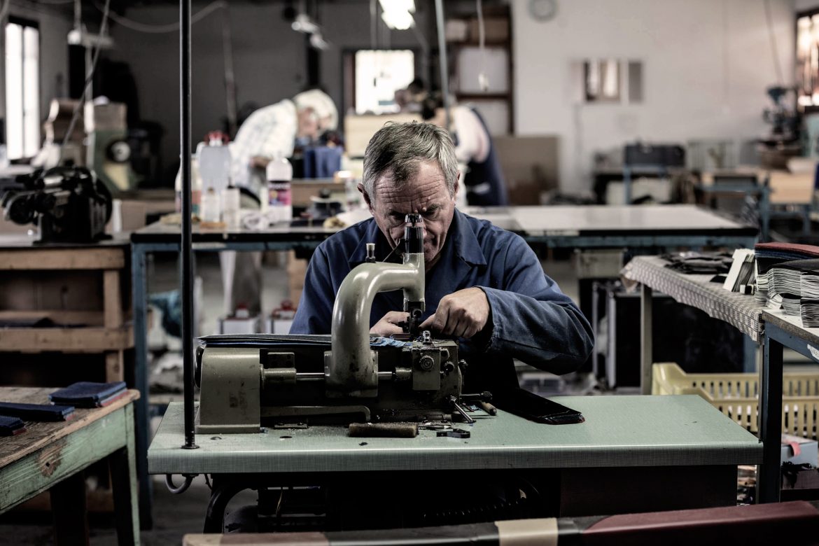 Atelier fabrication portefeuilles parage Jules & Jenn