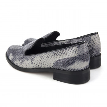 vue arriere de slippers femme cuir imprime python noir blanc