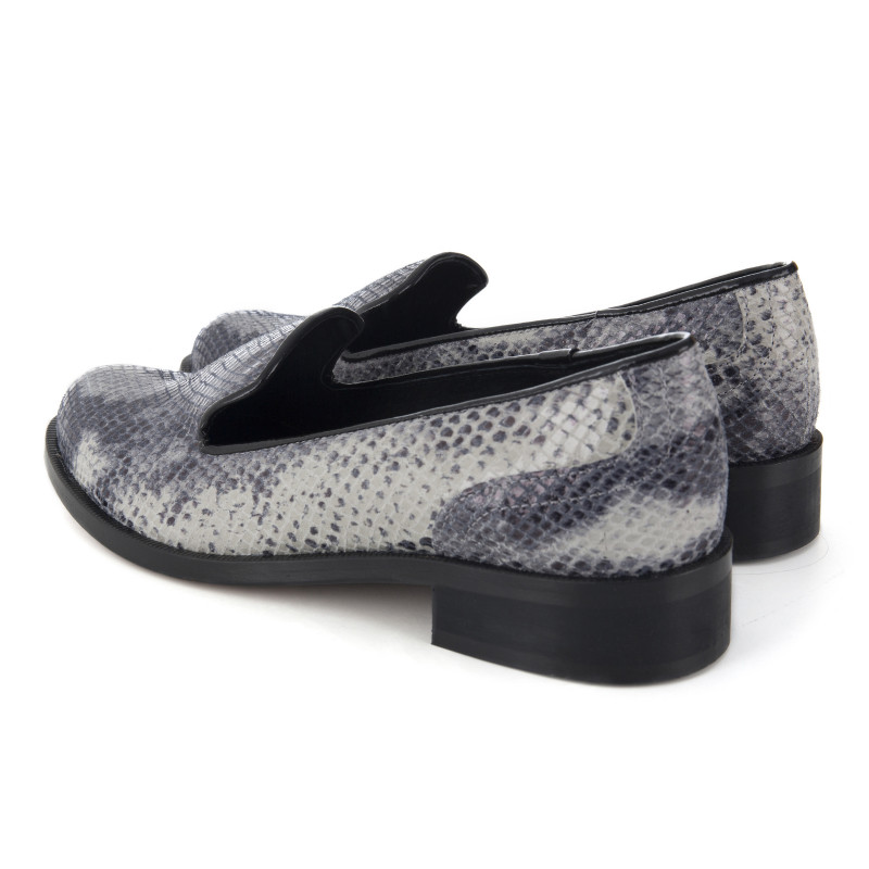 vue arriere de slippers femme cuir imprime python noir blanc