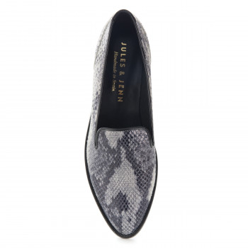 vue dessus de slippers femme cuir imprime python noir blanc