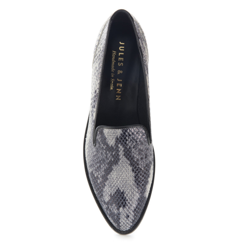vue dessus de slippers femme cuir imprime python noir blanc