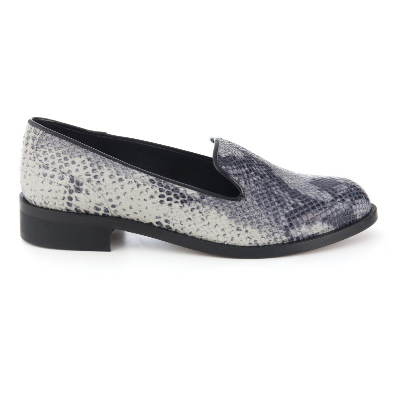 vue exterieure de slippers femme cuir imprime python noir blanc