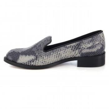 vue interieure de slippers cuir imprime python noir blanc fabriques en Espagne