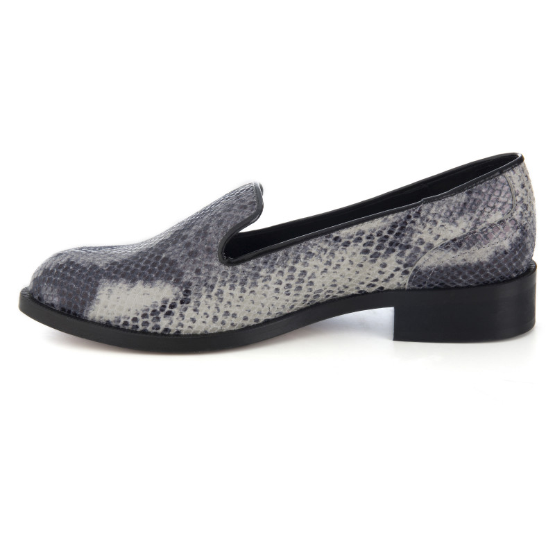 vue interieure de slippers cuir imprime python noir blanc fabriques en Espagne