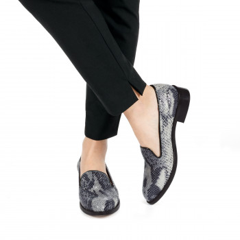 vue portee de slippers imprime python noir blanc Jules & Jenn