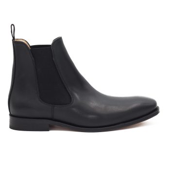 vue exterieure de chelsea boots cuir noir fabriques au Portugal