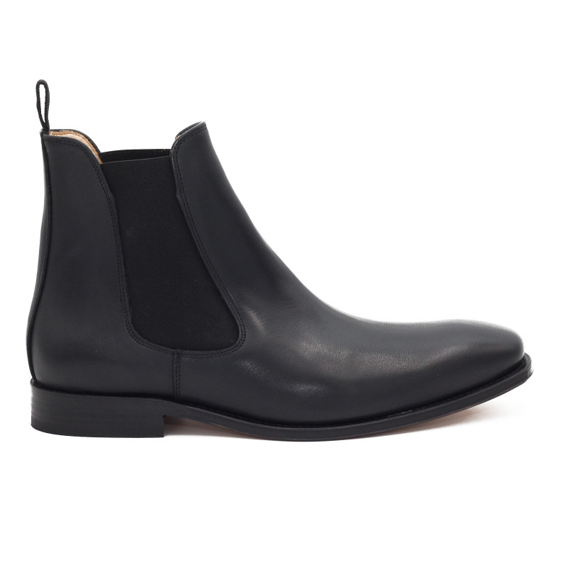 vue exterieure de chelsea boots cuir noir fabriques au Portugal