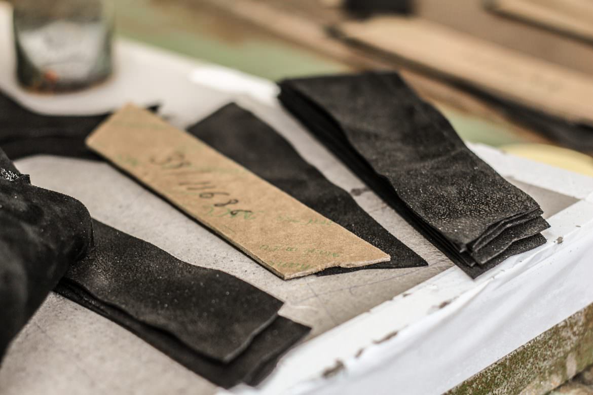 decoupe pieces cuir preparation fabrication chaussures Jules & Jenn