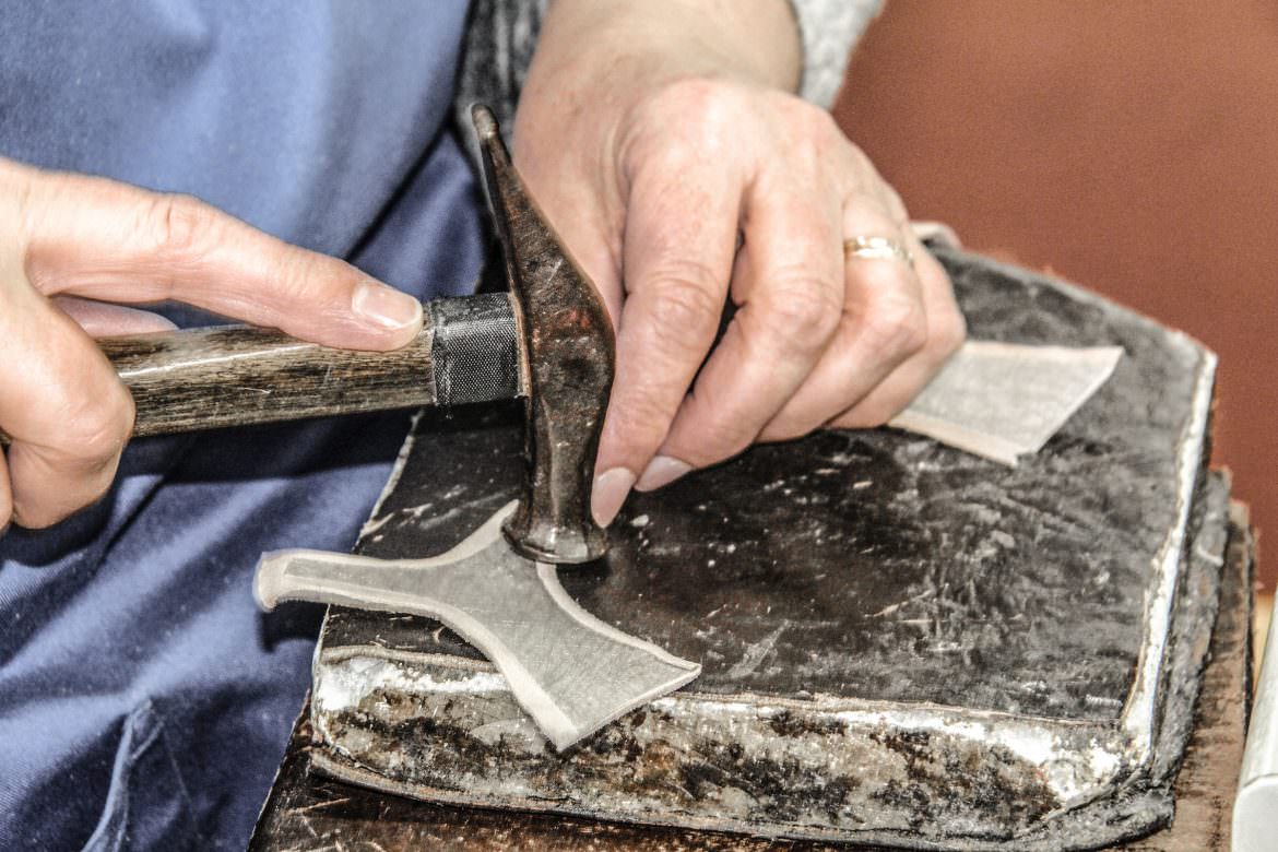 Atelier fabrication chaussures parage cuir Jules & Jenn
