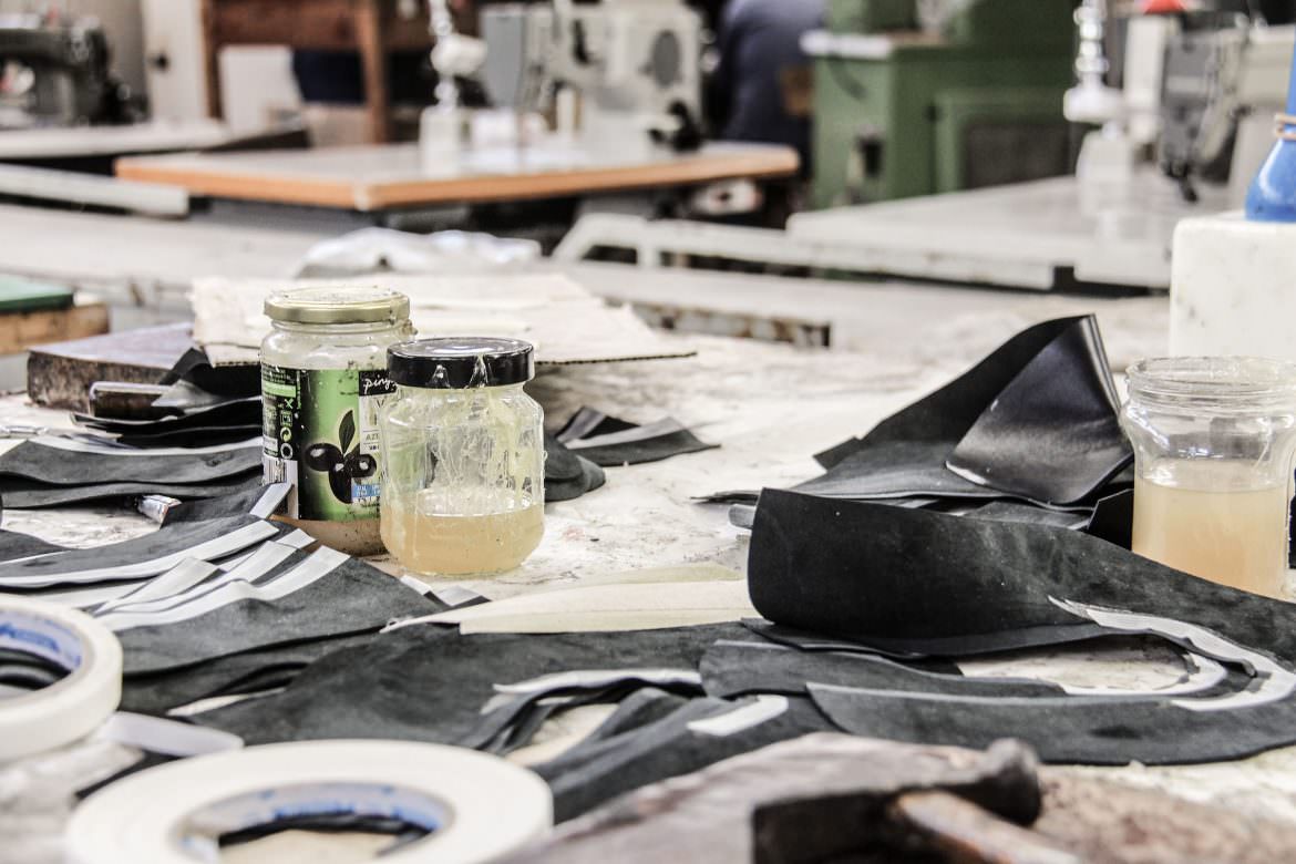 Collage atelier fabrication chaussures femme cuir Jules & Jenn