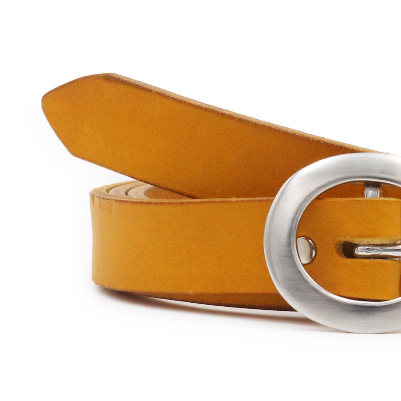 gros plan ceinture femme fine cuir jaune moutarde fabriquee en France