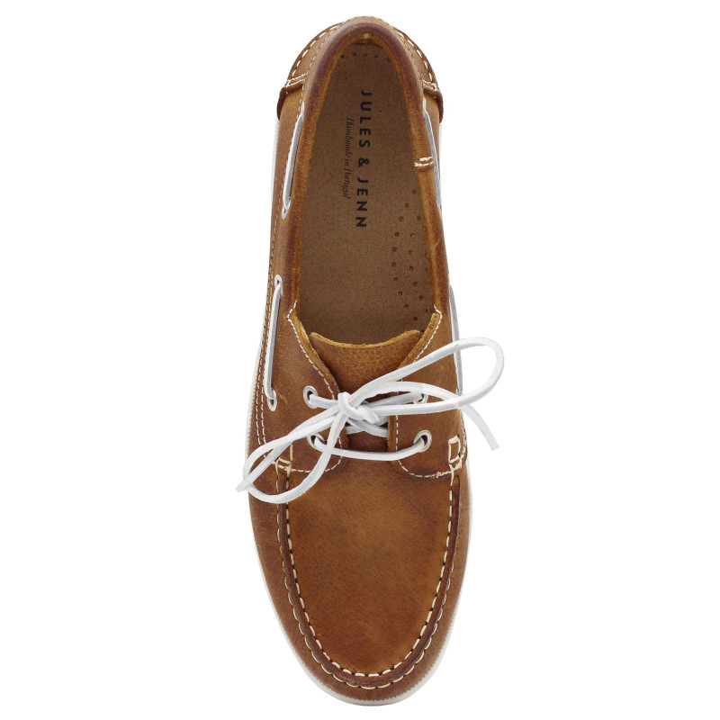 vue dessus chaussures bateau cuir cognac jules & jenn