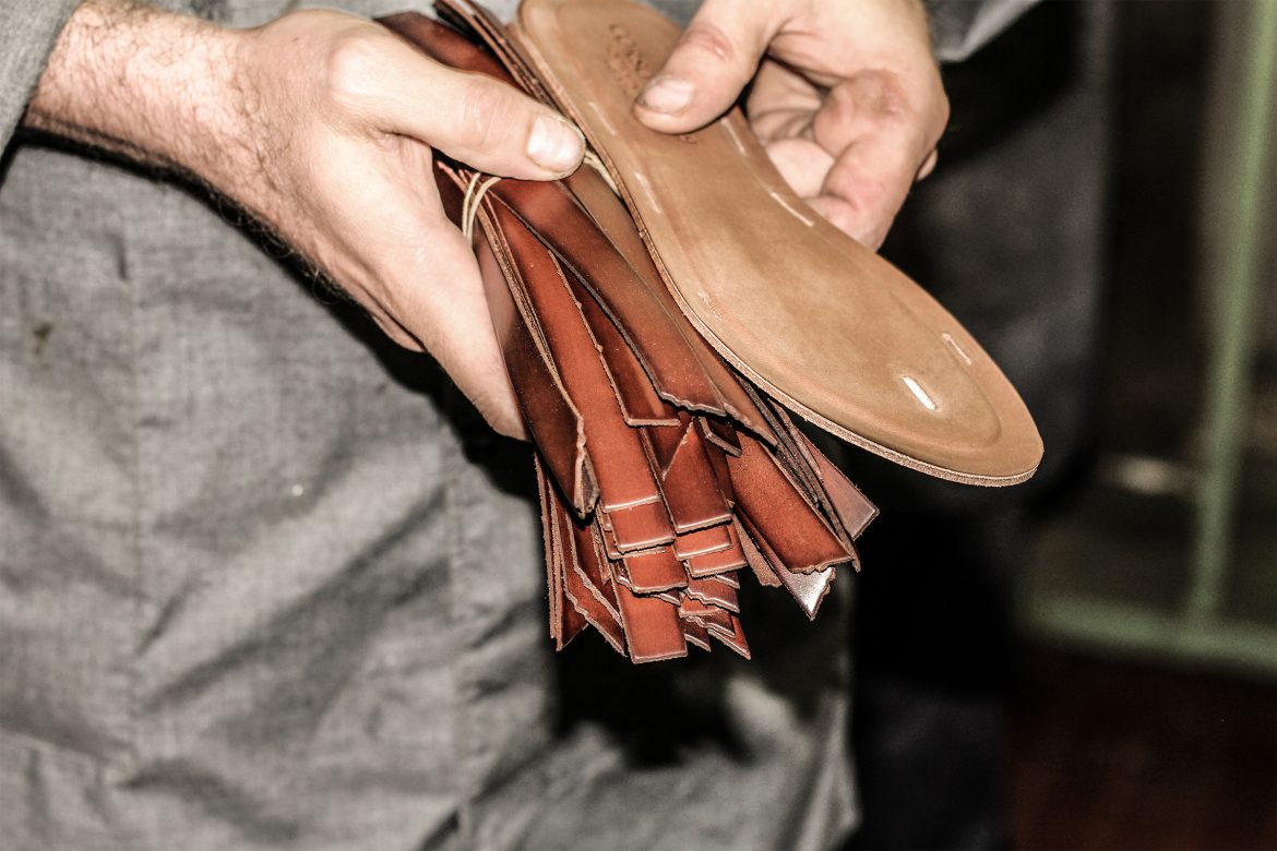 decoupe pieces cuir fabrication chaussures Jules & Jenn