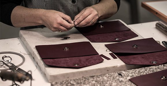 L’atelier de fabrication de sacs à main en cuir, France (81)