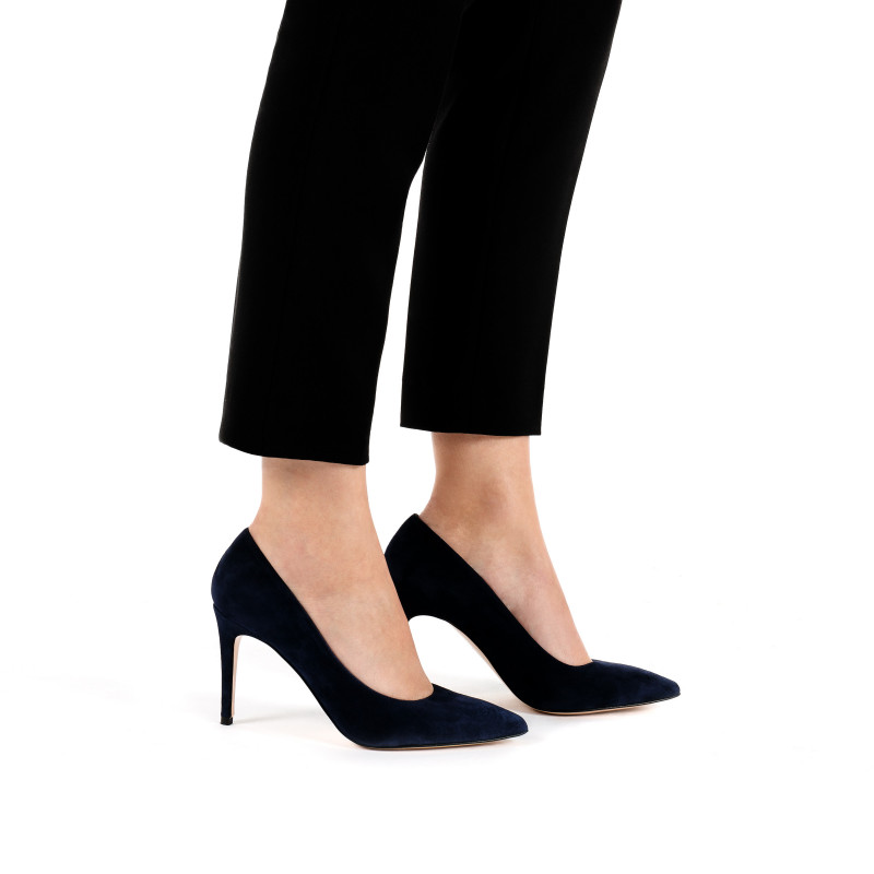 vue portee escarpin cuir daim noir femme