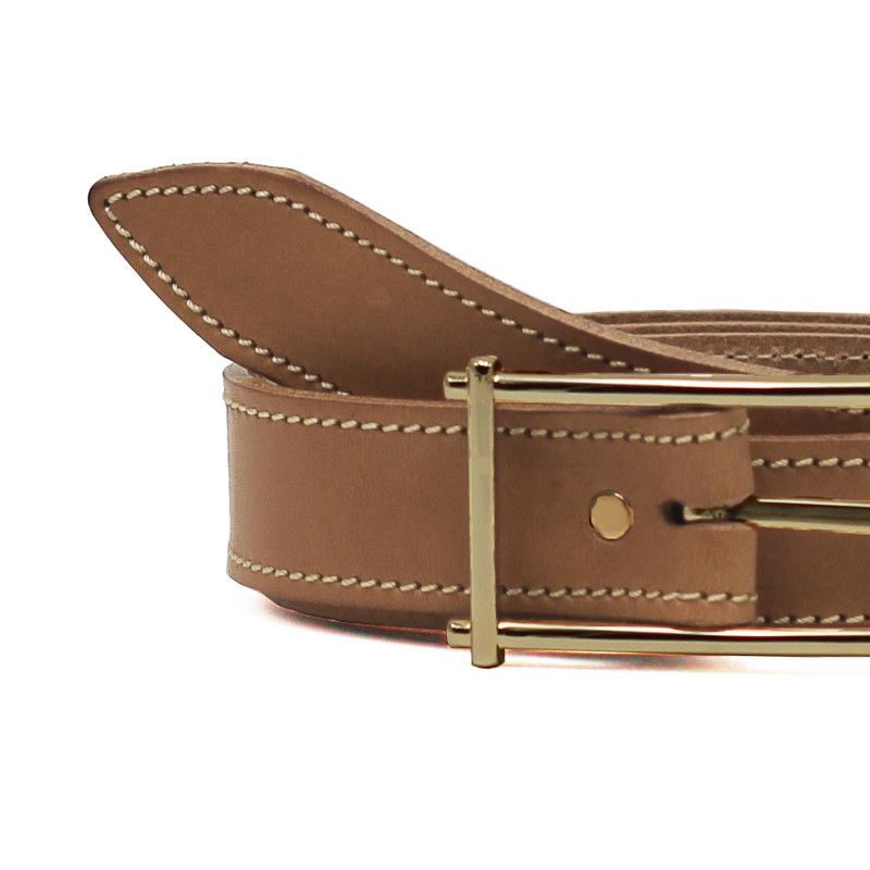 gros plan ceinture beige cuir mademoiselle
