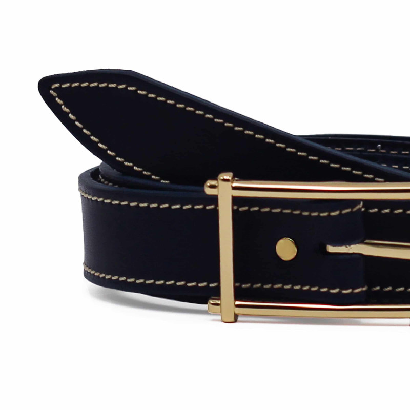 gros plan ceinture bleu cuir mademoiselle