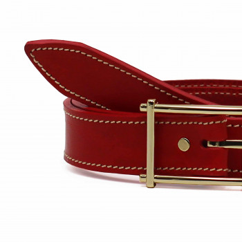 gros plan ceinture rouge cuir mademoiselle