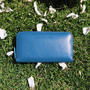 vue posee compagnon cuir bleu royal jules & jenn