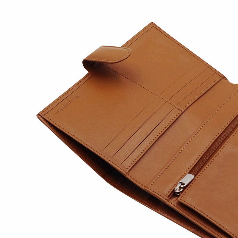 gros plan porte chequier cuir camel