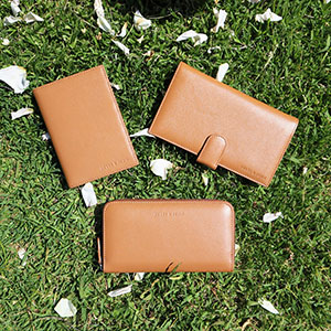 vue portee porte-chequier cuir camel jules & jenn