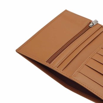 gros plan portefeuille classique cuir camel