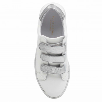 vue dessus baskets a scratch cuir blanc et argente