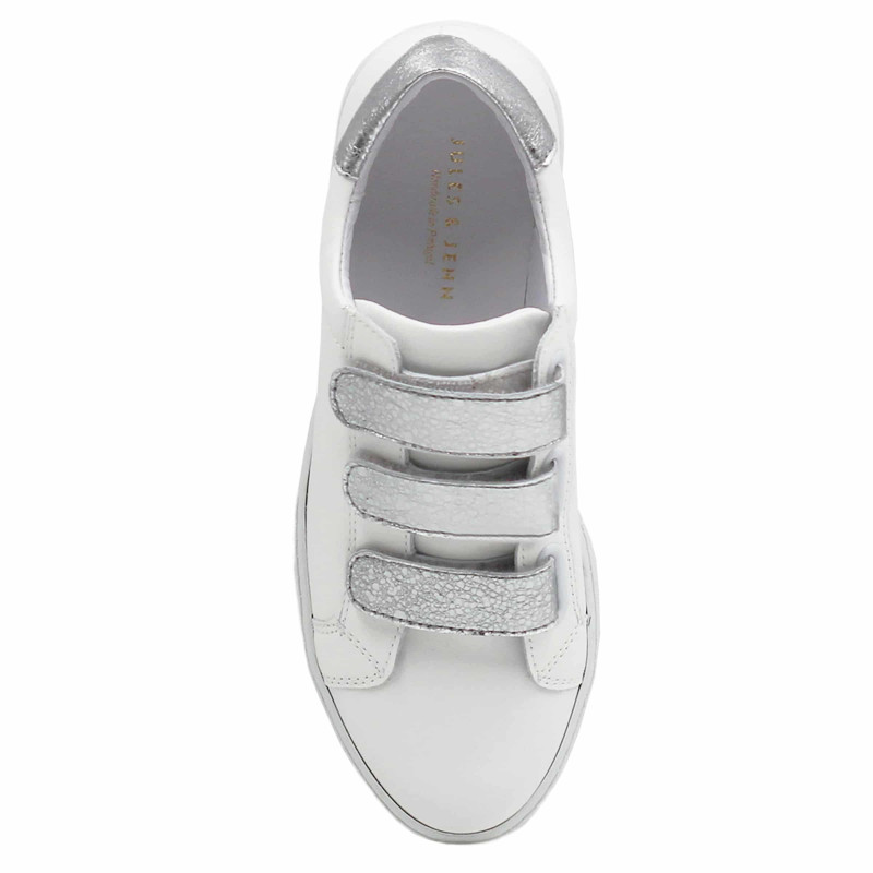vue dessus baskets a scratch cuir blanc et argente