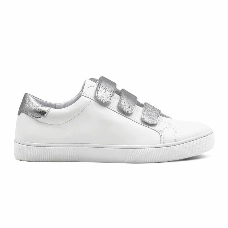 vue exterieure baskets a scratch cuir blanc et argente
