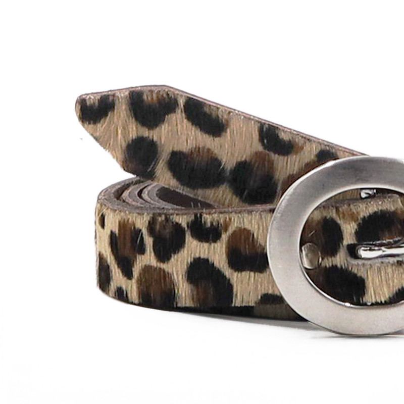 gros plan ceinture fine cuir leopard jules & jenn