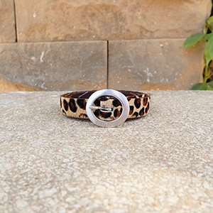 vue posee exterieure ceinture fine cuir leopard
