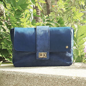 vue posee sac bandouliere cuir bleu jules & jenn