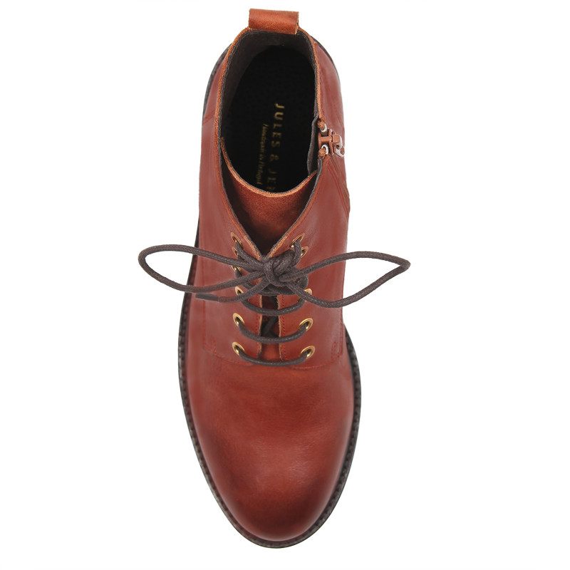 vue dessus bottines plates a lacets cuir cognac jules & jenn