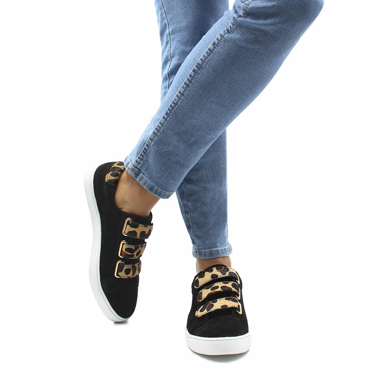 vue portee interieur baskets a scratch cuir noir et leopard