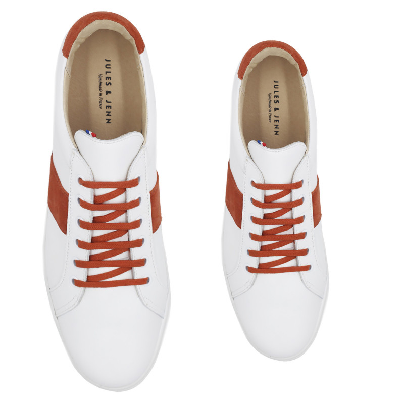 vue dessus baskets a lacet cuir blanc & orange jules & jenn