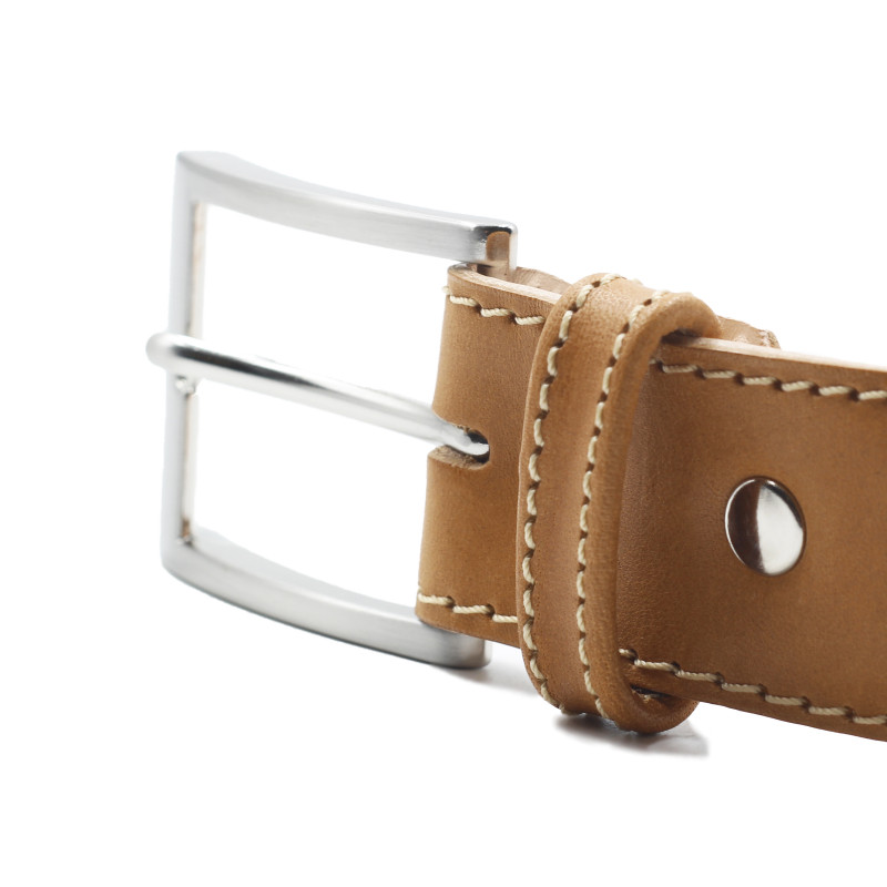 gros plan boucle ceinture classique cuir camel jules et jenn