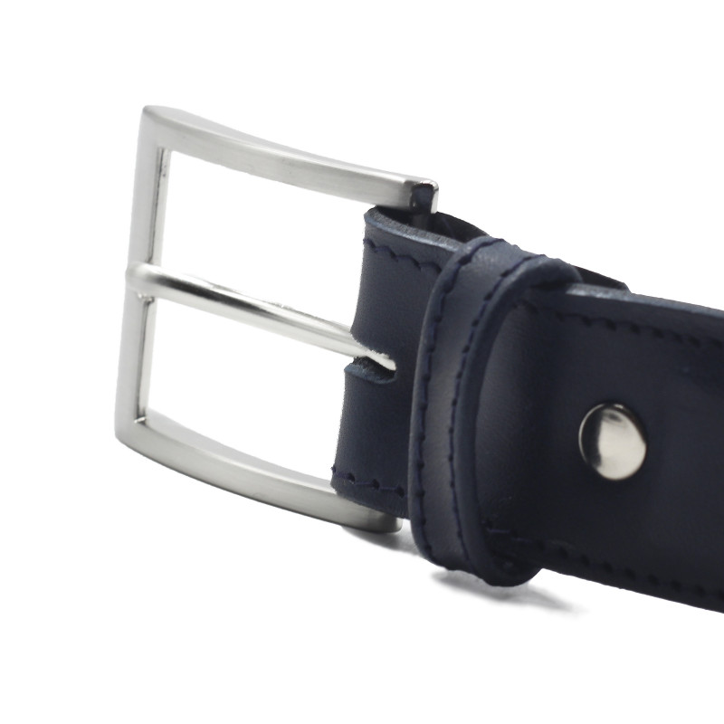 gros plan boucle ceinture classique cuir bleu jules et jenn