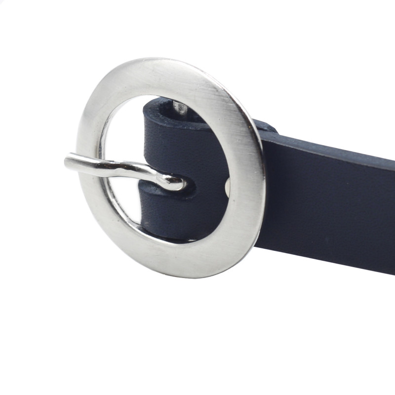 gros plan boucle ceinture fine cuir bleu jules&jenn