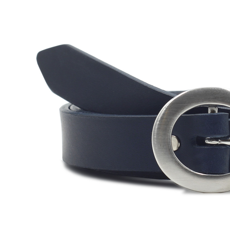 gros plan ceinture fine cuir bleu jules&jenn