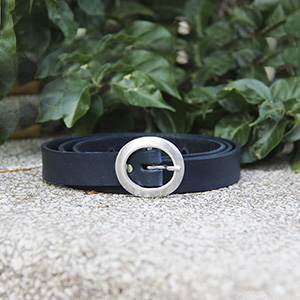 vue posee ceinture fine cuir bleu jules&jenn