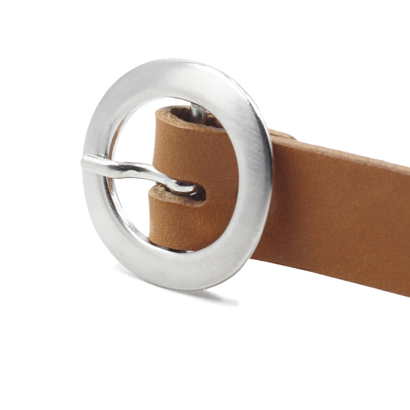 gros plan boucle ceinture fine cuir camel jules&jenn
